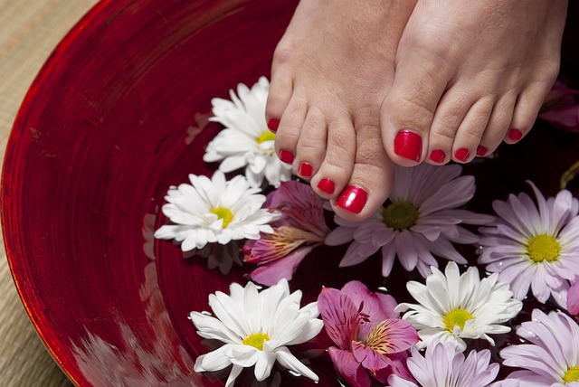 wellness, nohy v květinové misce
